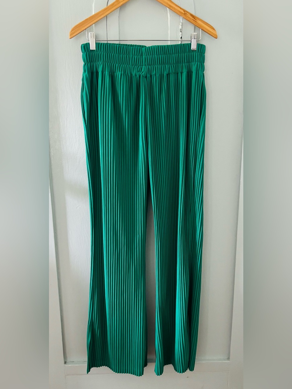 NWT Maniere De Voir Pleated Green bootcut pant size 6 US